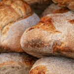 ** Jakie składniki odżywcze potencjalnie zyskiwał „Pão de Aço” dzięki wypiekowi w piecu hutniczym?