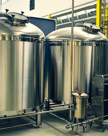 **Fermentacja wędlin w warunkach kontrolowanej wilgotności: Jak precyzyjna regulacja wpływa na zapobieganie tworzeniu się "rimu" i optymalizację Aw.** - 15 2025